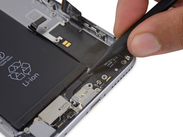 iPhone 6s Plus Lightning 接口和耳机插口, Lightning 接口和耳机插口: 步骤 58 中的图像 1，2