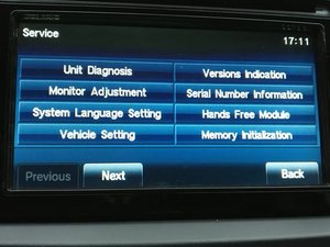 Wie man das Servicemenü eines Mitsubishi AM/FM-ST Electronic Tuning Radio, CD Player (mit Touchscreen) öffnet