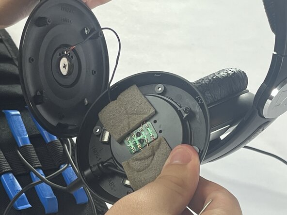 Sennheiser HD205 Audio Cable Replacement, Audio Cable: step 2, image 3 of 3