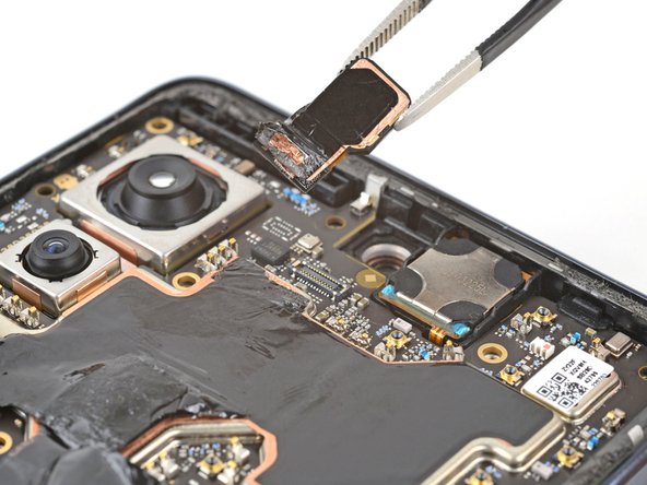 Motorola Edge (2022) Front Camera Replacement, Remove the front camera: crwdns2935265:026crwdnd2935265:03crwdnd2935265:03crwdne2935265:0