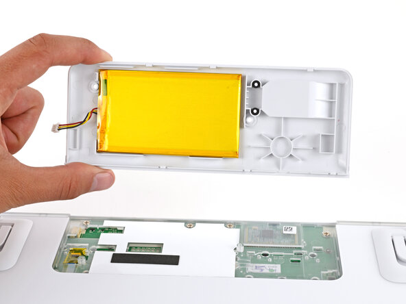 Logitech G715 Battery Replacement, Remove the battery cover: 8 단계, 이미지 1개 중 1개