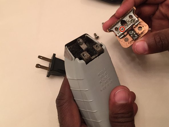 Andis T Outliner Trimmer with T Blade Model G Top Blade Replacement, Lift top blade from the device.: crwdns2935265:03crwdnd2935265:02crwdnd2935265:02crwdne2935265:0