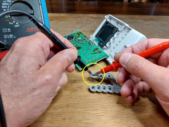 Réparation contact bouton poussoir en silicone thermostat: étape 4, image 1 de 3
