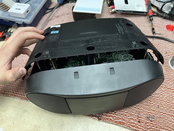 Sony CFD-S70 Disassembly, Opening the device: crwdns2935265:03crwdnd2935265:02crwdnd2935265:02crwdne2935265:0