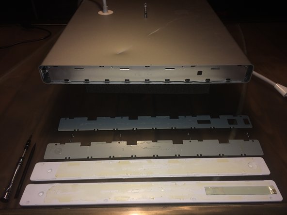 Apple Cinema HD Display 30" Teardown, Extraction du sous panneau latéral gauche: crwdns2935265:08crwdnd2935265:03crwdnd2935265:03crwdne2935265:0