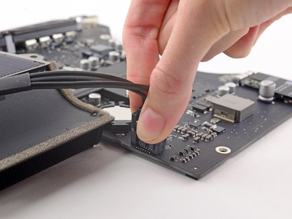 iMac Intel 21.5" EMC 2805 Logic Board Replacement, SATA Data and Power Cables: crwdns2935265:063crwdnd2935265:02crwdnd2935265:03crwdne2935265:0