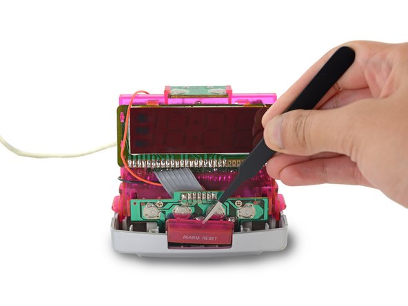 Timex T132 "iMac" Alarm Clock Disassembly: crwdns2935265:06crwdnd2935265:02crwdnd2935265:03crwdne2935265:0