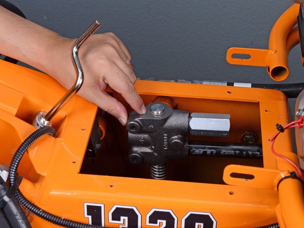 Barreto Tillers E1320HTRLR 2016 Actuator Valve Replacement, Rotate the actuator valve horizontal: crwdns2935265:019crwdnd2935265:02crwdnd2935265:02crwdne2935265:0