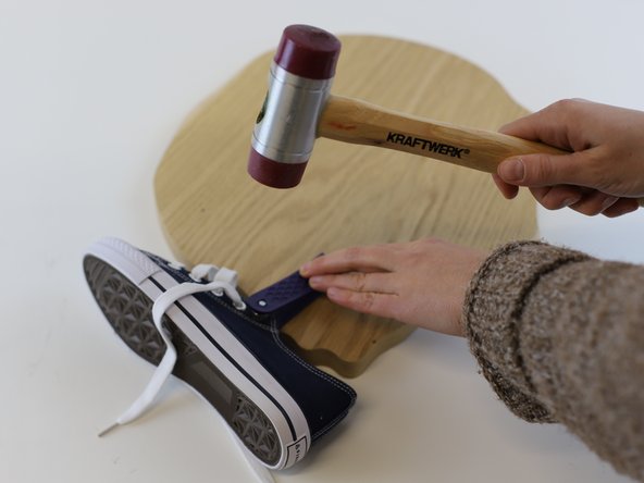 How to Replace a Shoe Eyelet, Check and Reinsert the Lace: crwdns2935265:04crwdnd2935265:02crwdnd2935265:03crwdne2935265:0