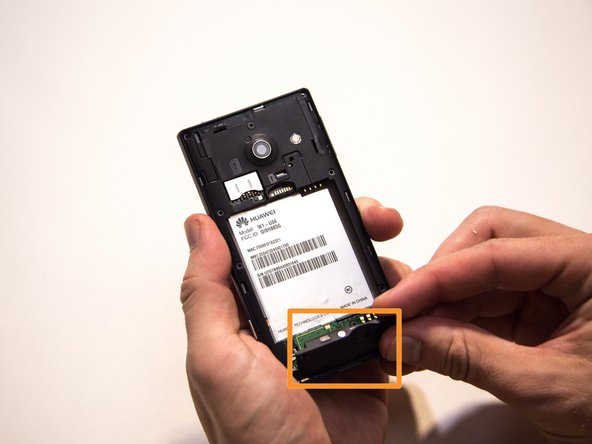 Huawei Ascend W1 Motherboard Replacement, Removing lower section of the middle cover.: crwdns2935265:06crwdnd2935265:02crwdnd2935265:03crwdne2935265:0