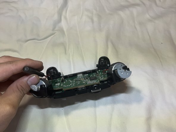 How to Fix an Xbox One Controller Stuck Button: шаг 5, изображение 2 из 2