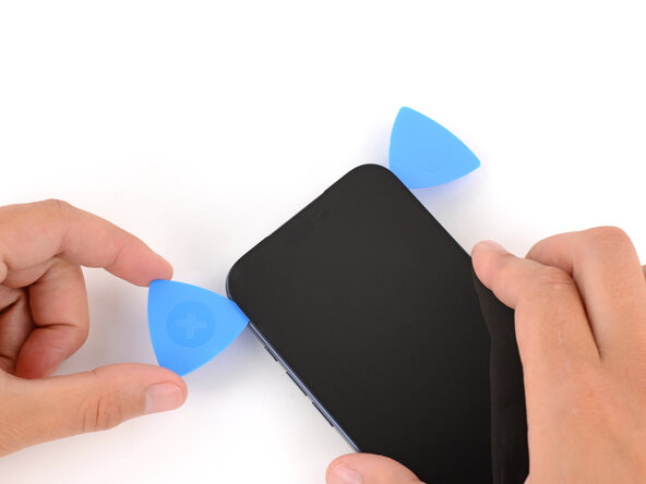 iPhone 17 Pro Battery Replacement, Separate the top edge adhesive: crwdns2935265:015crwdnd2935265:03crwdnd2935265:03crwdne2935265:0