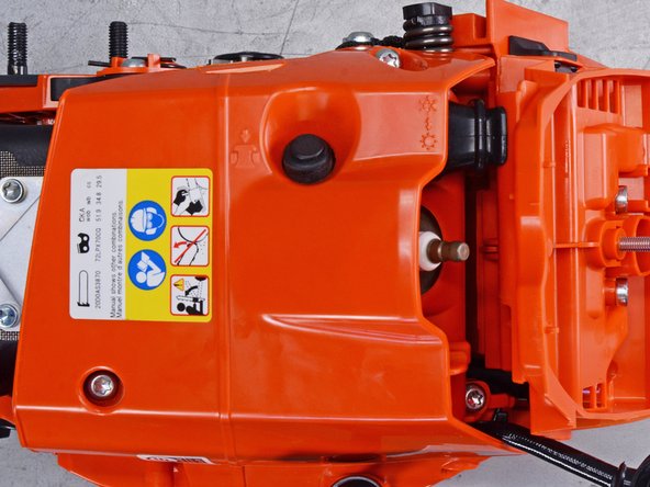 Echo Chain Saw CS590 2019 Oil System Replacement, Unfasten the engine cover: crwdns2935265:013crwdnd2935265:02crwdnd2935265:02crwdne2935265:0