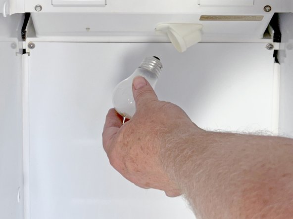 GE Side-By-Side Refrigerator Freezer Thermistor Replacement, Remove the light bulb: 手順 3、 2の画像 2