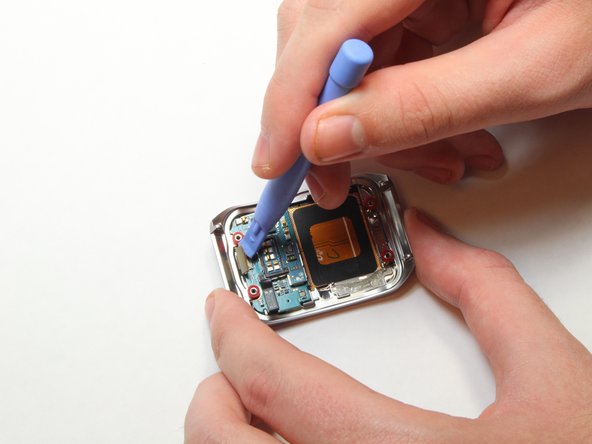 Samsung Gear Live Motherboard Replacement, Pry away the ribbon cable: crwdns2935265:09crwdnd2935265:02crwdnd2935265:02crwdne2935265:0