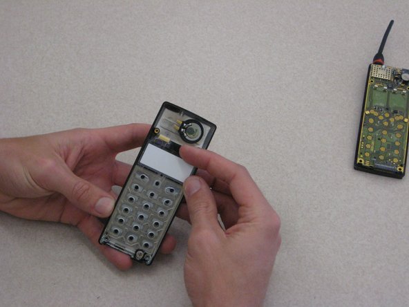 Disassembling Ericsson CF 388 LCD Display Screen, Keypad Support Skeleton: crwdns2935265:05crwdnd2935265:02crwdnd2935265:02crwdne2935265:0