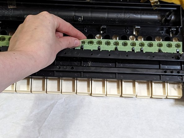 How to Replace the Keys on a Yamaha PSR-330 Piano Keyboard: step 7, image 1 of 3
