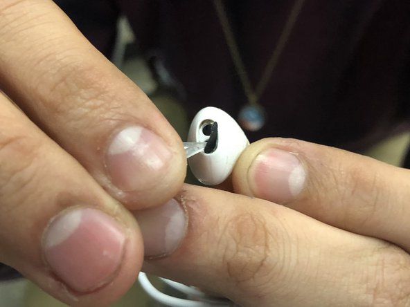 Apple EarPods Disassembly, Removing the Grill: crwdns2935265:05crwdnd2935265:02crwdnd2935265:02crwdne2935265:0