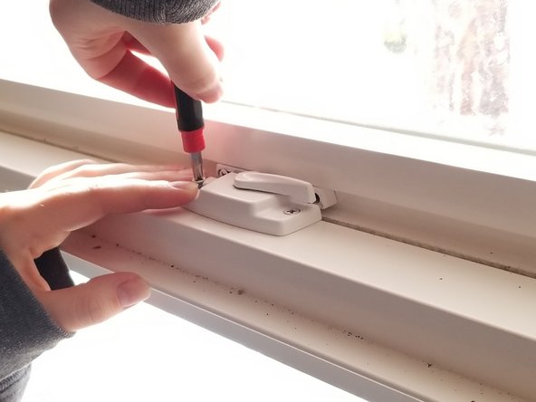 How to Replace a Sash Window Lock: passo 8, immagine 3 di 3