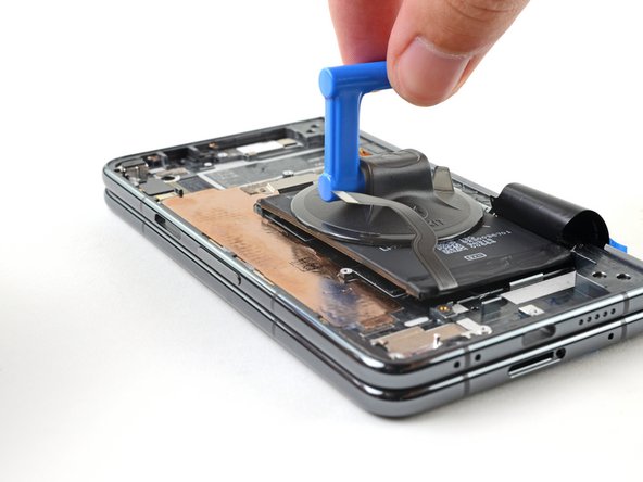 Google Pixel Fold Inner Screen Assembly Replacement, Insert an opening pick: crwdns2935265:071crwdnd2935265:02crwdnd2935265:03crwdne2935265:0