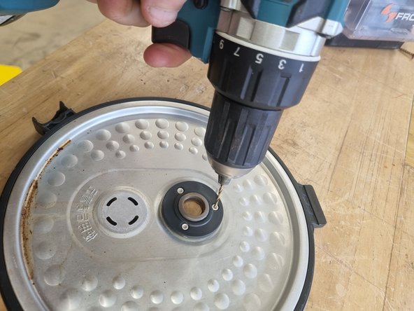 Midea FC307B Rice Cooker Teardown, Unriviting the lid interior: crwdns2935265:012crwdnd2935265:03crwdnd2935265:03crwdne2935265:0