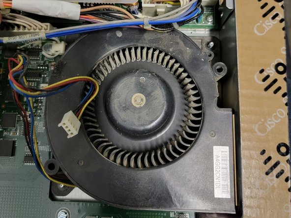 Cisco Catalyst 2975 network switch cooling fan replacement, Disconnect fan power cable: stap 10, afbeelding 2 van 3