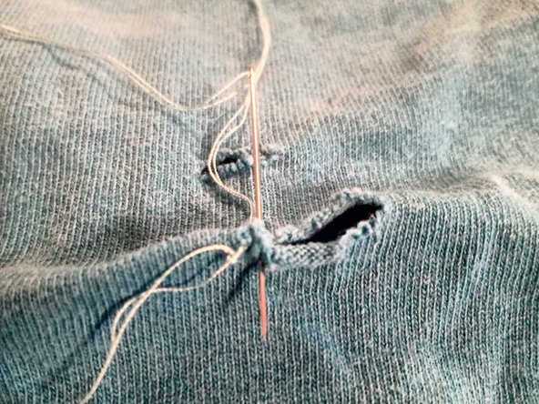 Come riparare un piccolo buco nei vestiti: passo 5, immagine 2 di 3