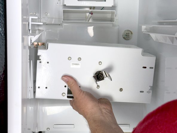 GE Side-By-Side Refrigerator Ice Auger Motor Replacement, Free the ice auger motor from its support brackets: 手順 9、 3の画像 2