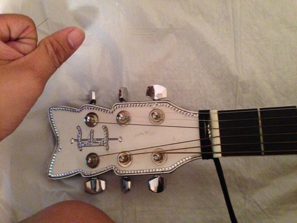 Esteban Crystal Heart Strings Replacement, Tightening the string: crwdns2935265:05crwdnd2935265:03crwdnd2935265:03crwdne2935265:0