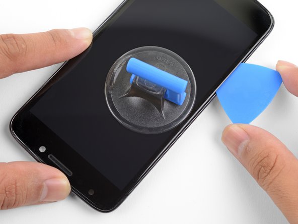 Motorola Moto E4 Screen (No Fingerprint Sensor) Replacement, Slice through the screen adhesive: crwdns2935265:013crwdnd2935265:03crwdnd2935265:03crwdne2935265:0