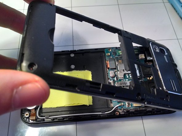 Disassembling Samsung Captivate Glide Phone, Prying Up The Back: crwdns2935265:04crwdnd2935265:03crwdnd2935265:03crwdne2935265:0