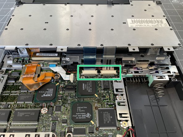 PowerBook 2400c Disassembly, Remove the keyboard: passo 6, immagine 3 di 3