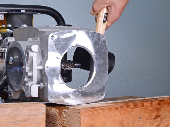 Wacker 4-Stroke Rammer BS504AS REV 101 (2019) Clutch Drum Replacement, Tap out the clutch drum: crwdns2935265:027crwdnd2935265:02crwdnd2935265:03crwdne2935265:0