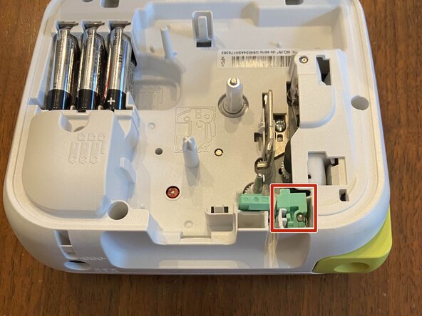 Brother PT-210 Cutter Blade Replacement, Remove Cutter Blade: adım 4, 3 resimden 1.