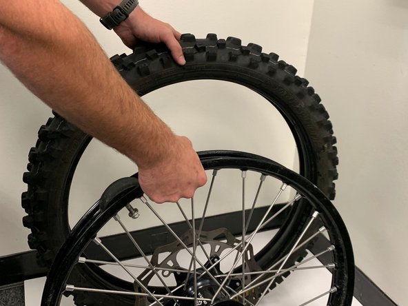 Dirt Bike Tire Spoke Replacement: crwdns2935265:08crwdnd2935265:03crwdnd2935265:03crwdne2935265:0