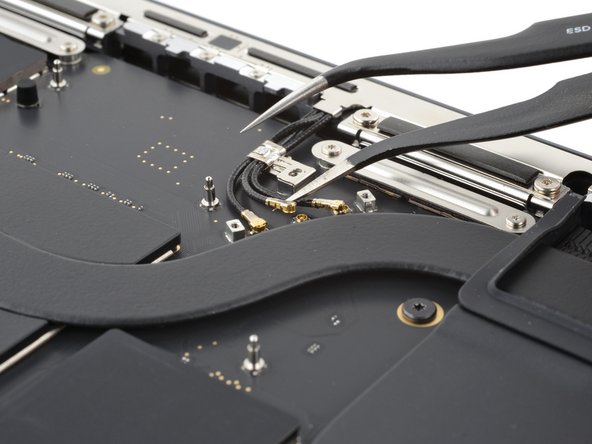 MacBook Pro 14" Late 2023 (M3) USB-C Ports Replacement, Disconnect the antenna bar: crwdns2935265:023crwdnd2935265:02crwdnd2935265:03crwdne2935265:0