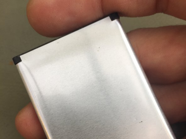 Sony Ericsson W302 Battery Replacement, Replace the battery: crwdns2935265:03crwdnd2935265:02crwdnd2935265:02crwdne2935265:0