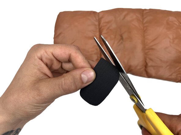 Réparer une doudoune à l’aide d'un patch adhésif, Découper le patch adhésif: étape 3, image 2 de 2