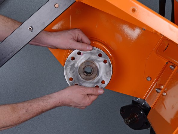 Barreto Tillers E1320HTRLR 2016 Tine Drive Motor Bearing Replacement, Remove the hub: crwdns2935265:023crwdnd2935265:02crwdnd2935265:03crwdne2935265:0