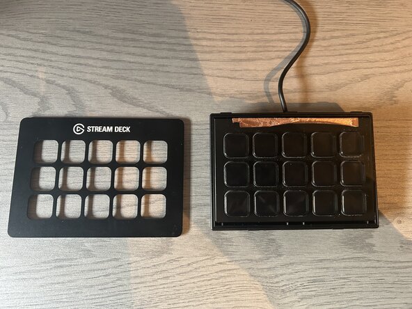 Elgato Stream Deck Classic Teardown, Take off front cover: crwdns2935265:01crwdnd2935265:02crwdnd2935265:02crwdne2935265:0
