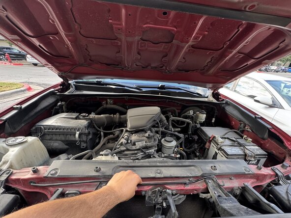 2020 Toyota Tacoma SR 4-cylinder Engine Air Filter Replacement: stap 9, afbeelding 2 van 3