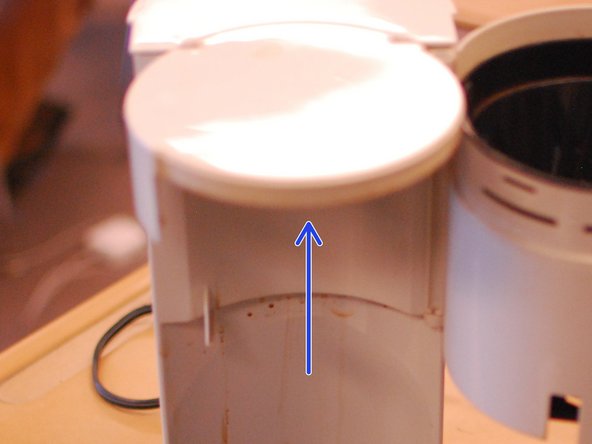 How To Clean Your Coffee Maker, Filter basket, water spout, and body: crwdns2935265:04crwdnd2935265:02crwdnd2935265:03crwdne2935265:0