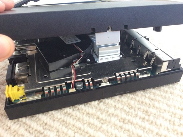 Sony Playstation 2 SCPH-79002 - Front Cover Replacement, Taking off the front cover: crwdns2935265:05crwdnd2935265:02crwdnd2935265:02crwdne2935265:0