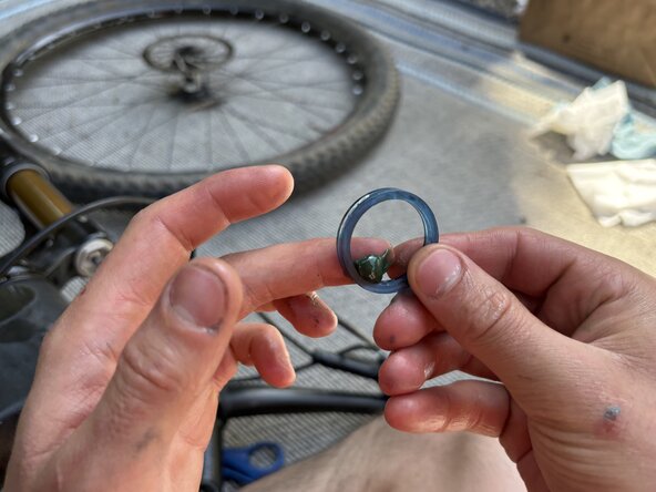 Fox32 Mountain Bike Front Air Suspension Fork Seal and Oil Replacement: étape 56, image 1 de 2