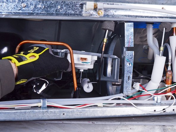 Whirlpool Refrigerator Condenser Fan Replacement, Remove the motor: crwdns2935265:07crwdnd2935265:02crwdnd2935265:03crwdne2935265:0