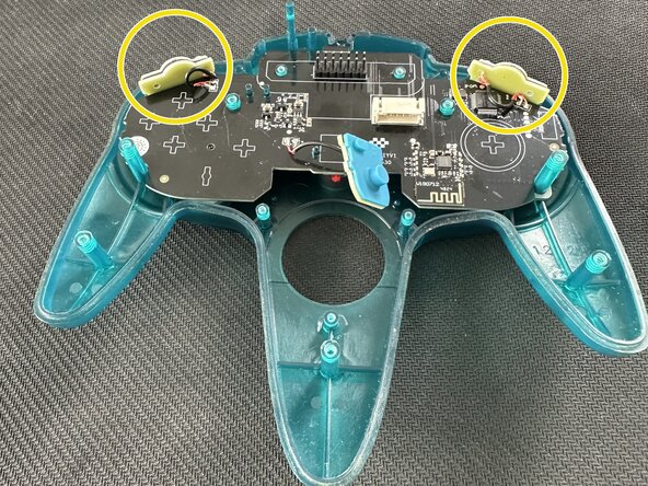 Installation du Mod Kit 8BitDo pour manette N64, Positionner la carte carte mère du mod kit sur la partie supérieure de la manette: étape 10, image 2 de 3