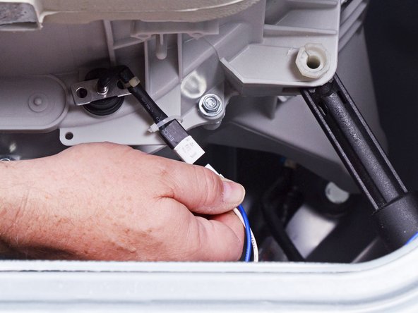 LG Front Load Washing Machine Temperature Sensor Replacement, Disconnect the temperature sensor: crwdns2935265:027crwdnd2935265:02crwdnd2935265:02crwdne2935265:0