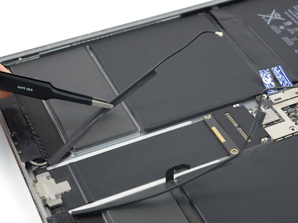 iPad Pro 12.9" 2nd Gen Battery Replacement, Free the left antenna cable: crwdns2935265:057crwdnd2935265:02crwdnd2935265:02crwdne2935265:0