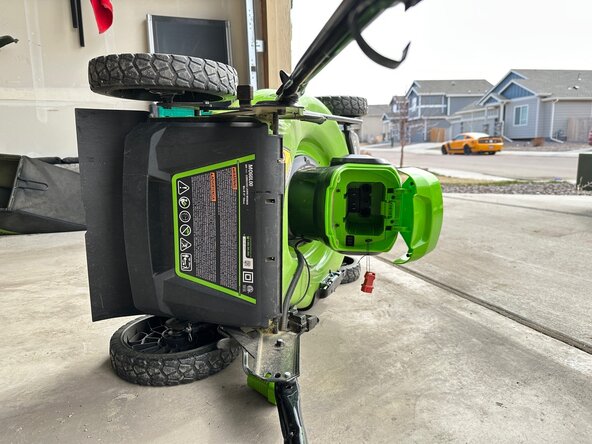 How to Clean the Deck of a Greenworks M060L00, How to Clean the Deck of a Greenworks M060L00: crwdns2935265:01crwdnd2935265:02crwdnd2935265:02crwdne2935265:0