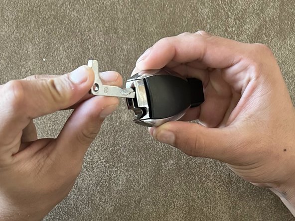 2006-2015 Mercedes Key Fob Battery Replacement: adım 2, 2 resimden 2.